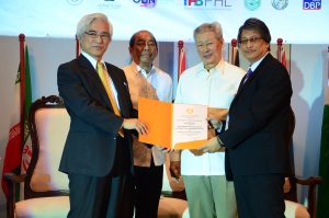 DAP President Antonio D. Kalaw, Jr. (right) receives the certificate of recognition from APO Sec.Gen Mari Amano (left) designating the Philippines as the Center of Excellence on Public Sector Productivity, with Budget and Management Secretary Florencio “Butch” Abad (second from left) and DAP Chairman Cayetano Paderanga, Jr. (third from left) as witnesses. 